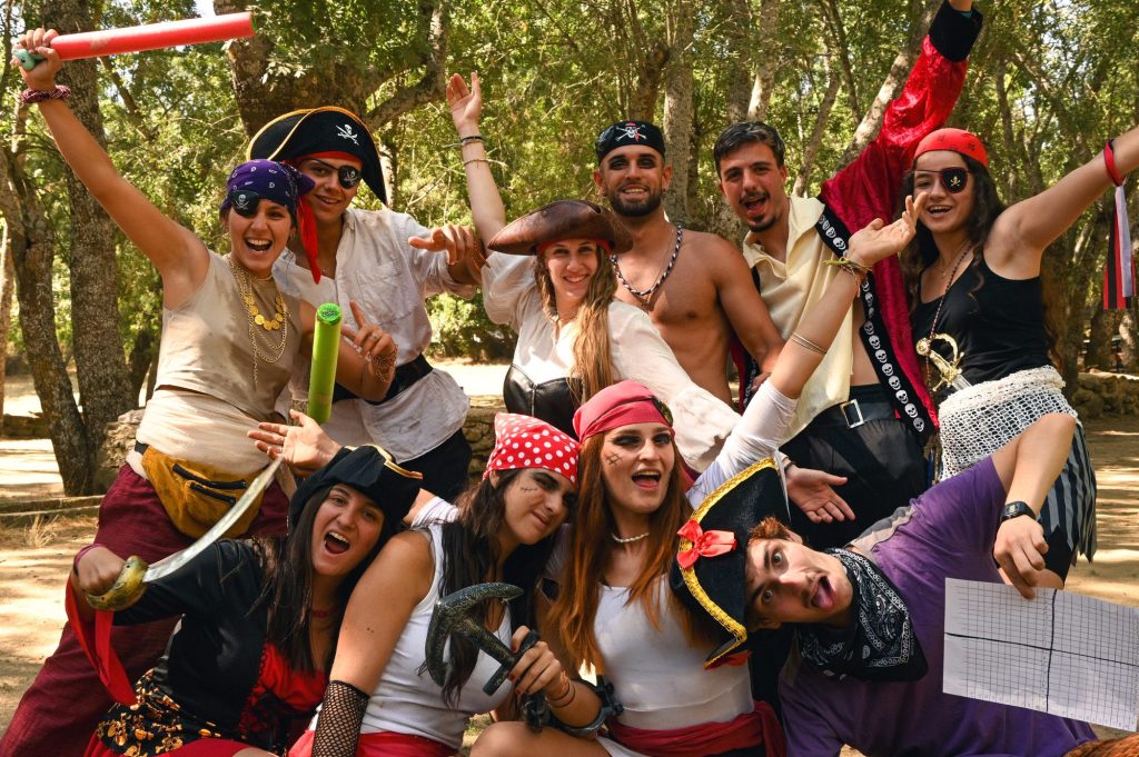 Grupo disfrazado de piratas durante una fiesta temática en el albergue
